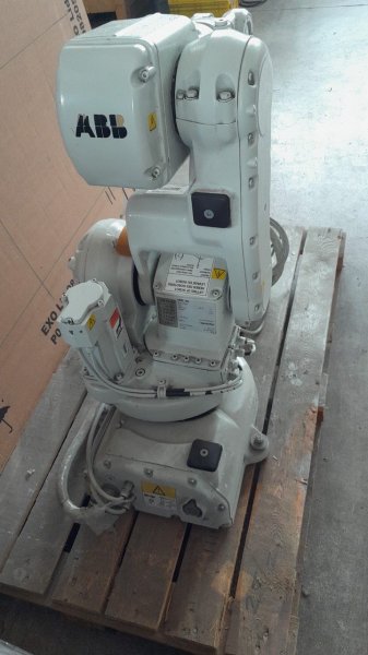 ABB IRB 140 con controller IRC5 e FlexPendant  2009