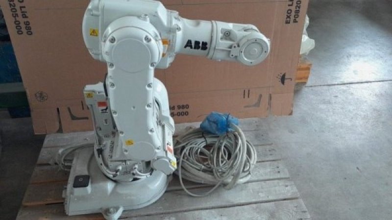 ABB IRB 140 con controller IRC5 e FlexPendant  2009